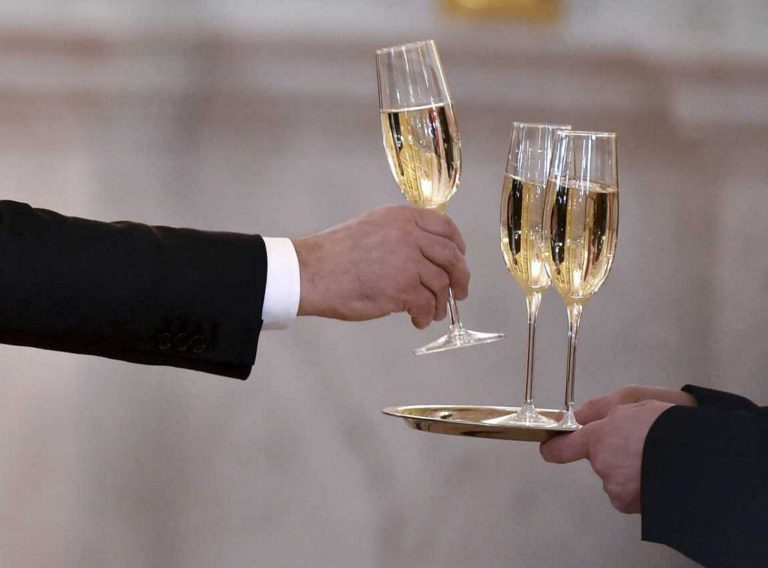 Πέθανε αφού ήπιε σαμπάνια με έκστασι σε εστιατόριο