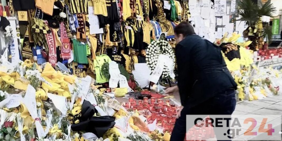 Ο Μαργαρίτης Σχοινάς στο σημείο που δολοφονήθηκε ο 19χρονος Άλκης – Με ένα κίτρινο τριαντάφυλλο