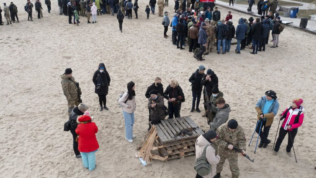 Έλληνας πρέσβης στην Ουκρανία: Παιδιά έχουν πάρει καλάσνικοφ και είναι έτοιμα να πολεμήσουν