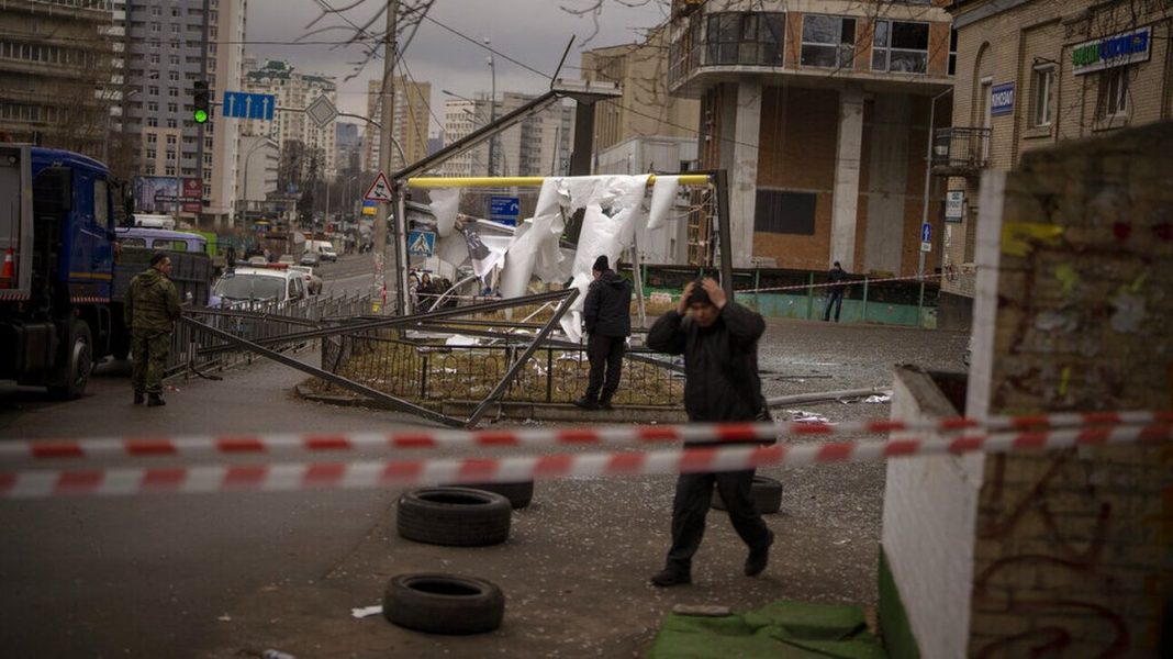 Πόλεμος Ουκρανία: Πολίτες αναζητούν καταφύγια σε υπόγεια και σταθμούς