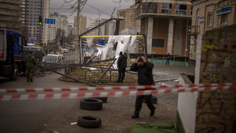 Πόλεμος Ουκρανία: Πολίτες αναζητούν καταφύγια σε υπόγεια και σταθμούς