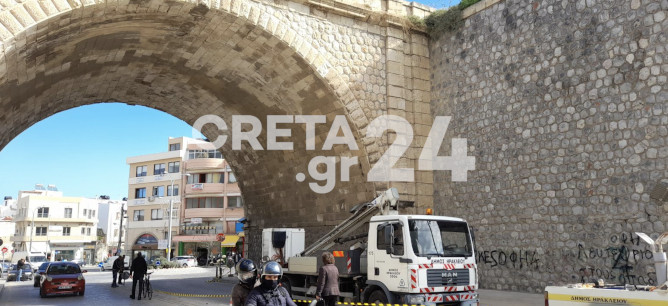 Ηράκλειο: Αυτοψία στις ρηγματώσεις στην Χανιώπορτα – «Κλειστό» το ρεύμα προς το κέντρο