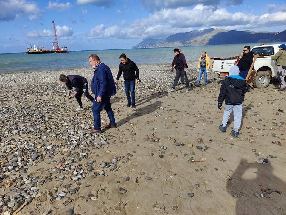 Κρήτη: Μικροί και μεγάλοι καθάρισαν εθελοντικά την παραλία