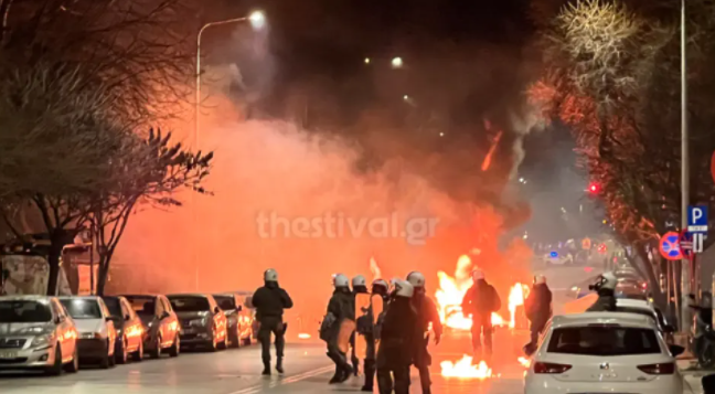 Θεσσαλονίκη: Επεισόδια, μολότοφ και χημικά τα ξημερώματα στο κέντρο της πόλης (βίντεο)