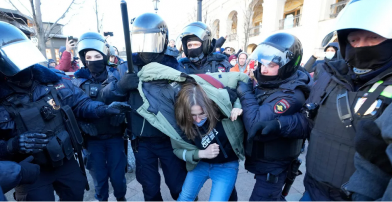 Ρωσία: Νέες μαζικές συλλήψεις διαδηλωτών που διαμαρτύρονται για την εισβολή στην Ουκρανία