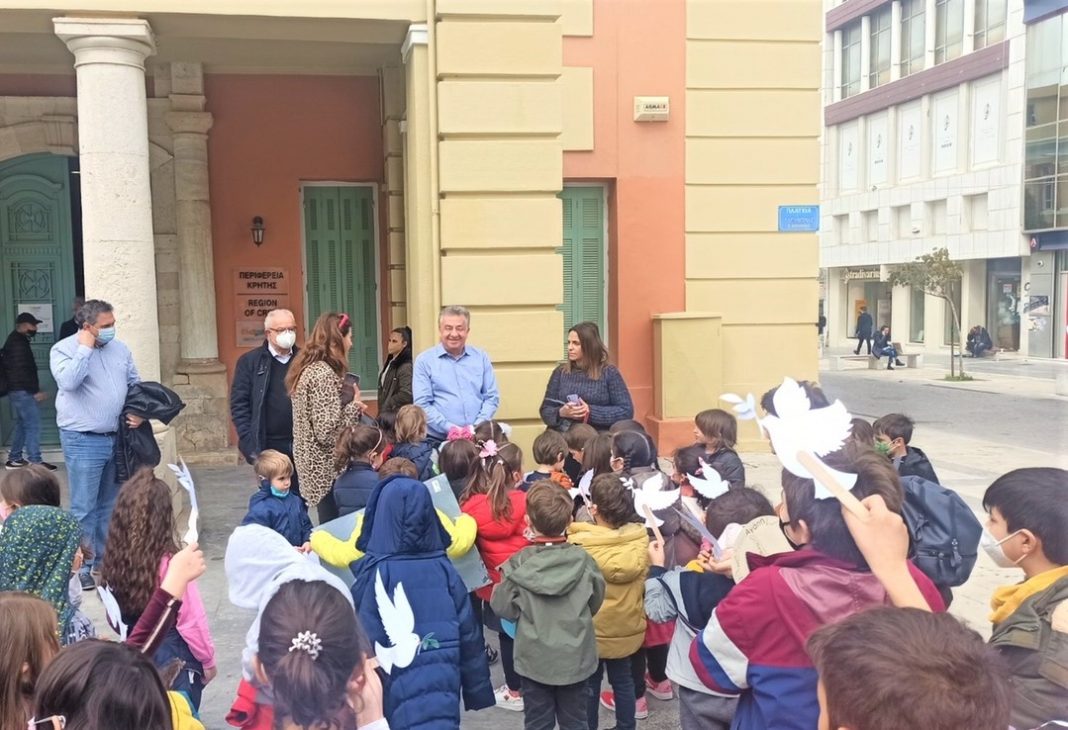 Ηράκλειο: Μαθητές διαδήλωσαν για την «Ειρήνη» στέλνοντας το δικό τους μήνυμα κατά του πολέμου