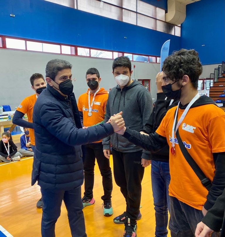 Ο Λευτέρης Αυγενάκης στο διαγωνισμό εκπαιδευτικής ρομποτικής στη Χερσόνησο