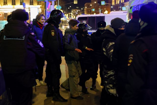 Πόλεμος στην Ουκρανία: Συνέλαβαν υποστηρίκτρια του Πούτιν σε ζωντανή μετάδοση