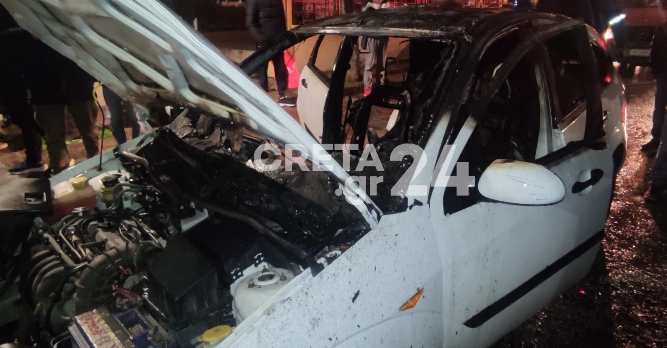 Κρήτη: Αυτοκίνητο πήρε φωτιά εν κινήσει – Πανικός στο κέντρο της πόλης (εικόνες)