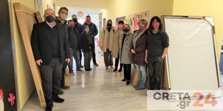 Αρκαλοχώρι: Το Μαξίμου έστειλε διαδραστικούς πίνακες σε σχολείο που άνοιξε ξανά μετά τον σεισμό
