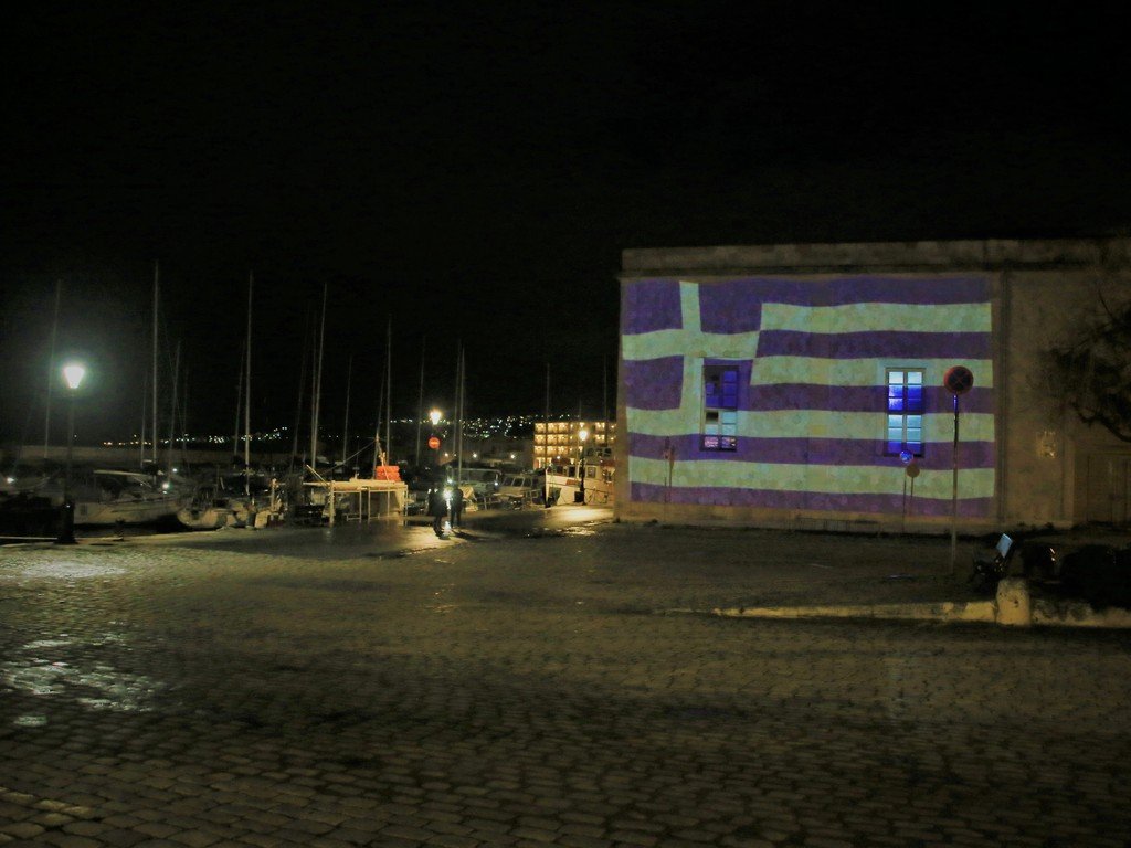 Στα γαλανόλευκα φωτίζεται ο Φάρος στο Ενετικό Λιμάνι Χανίων