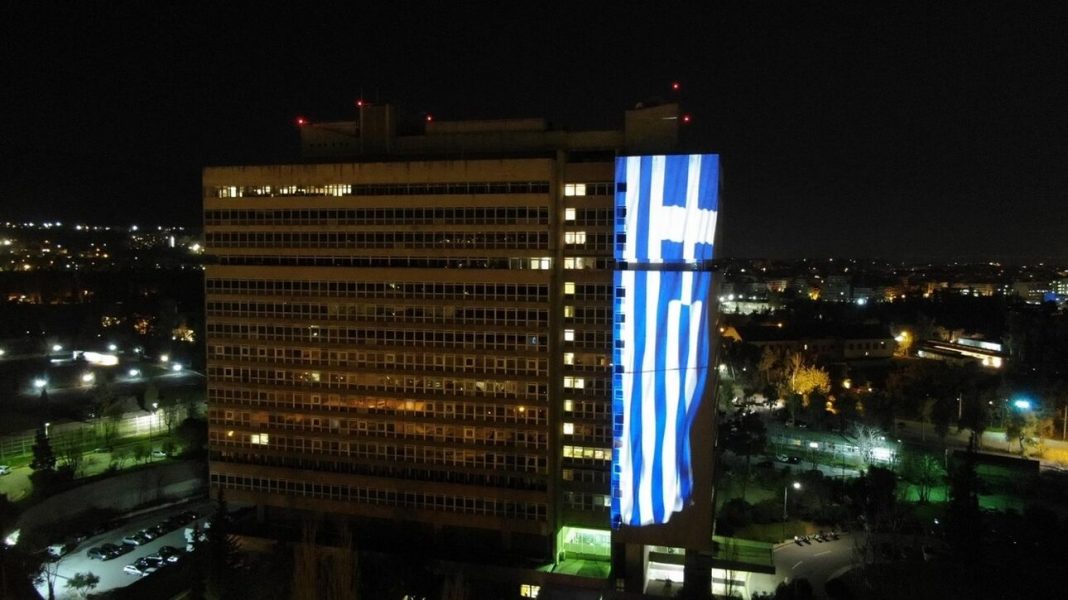25η Μαρτίου: Μια τεράστια γαλανόλευκη σημαία «σκέπασε» το Υπουργείο Προστασίας του Πολίτη