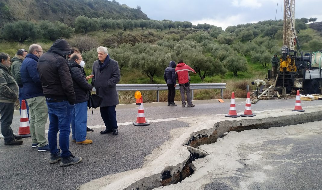 Επιθεώρηση Παπαδογιάννη στην κατολίσθηση της Μεσαράς: Το φαινόμενο είναι «δυναμικό» και απαιτεί προσοχή