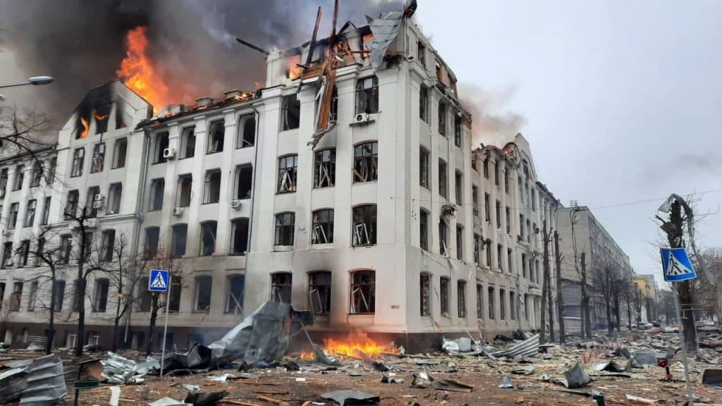 Χιλιάδες άμαχοι σε κρίσιμη κατάσταση στη Μαριούπολη – Αναδιάταξη ρωσικών δυνάμεων έξω από το Κίεβο