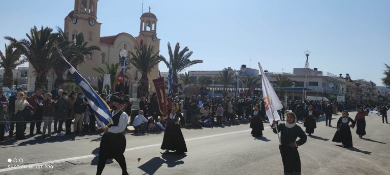 25η Μαρτίου: Πλήθος κόσμου στην μαθητική παρέλαση στη Νέα Αλικαρνασσό (εικόνες)