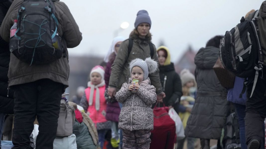 Πόλεμος Ουκρανία: Οι μητέρες της προσφυγιάς – Με τα παιδιά αγκαλιά στο δρόμο για την Πολωνία