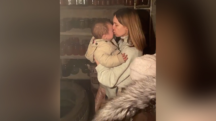«Αν γίνει έκρηξη κράτησε την αδελφή σου και μη τρέξεις προς εμένα»: Η σοκαριστική συμβουλή μητέρας στο 7χρονο παιδί της