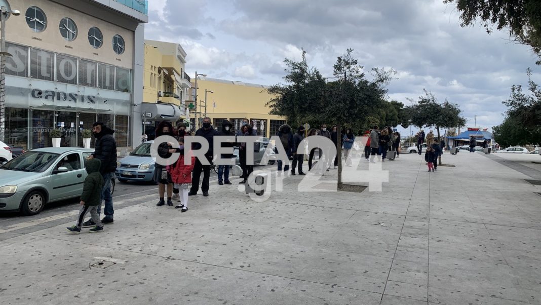 Ηράκλειο: «Ουρές» για ένα rapid test, παρά το «τσουχτερό» κρύο (εικόνες)