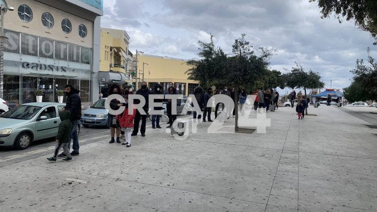 Ηράκλειο: «Ουρές» για ένα rapid test, παρά το «τσουχτερό» κρύο (εικόνες)