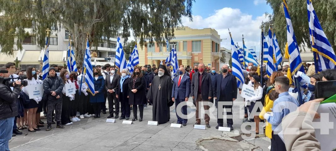 Κρήτη: Επιμνημόσυνη δέηση και κατάθεση στεφάνων από τους μαθητές (εικόνες)