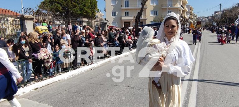 Kρήτη: Με παραδοσιακή φορεσιά και ένα μωρό στην αγκαλιά… τράβηξε τα βλέματα!