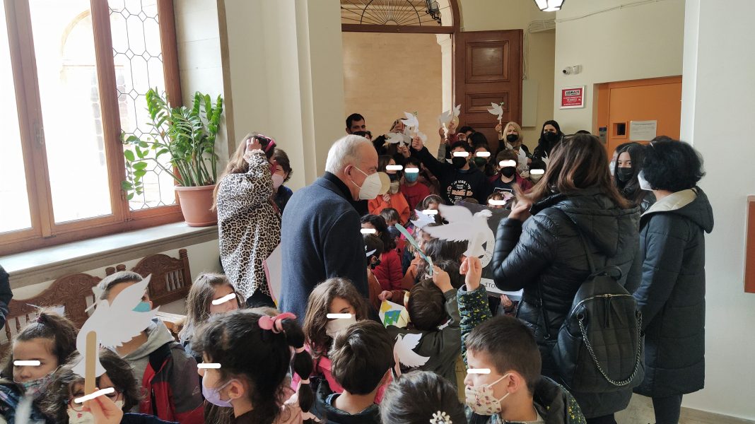 Μηνύματα ειρήνης από μικρούς μαθητές που επισκέφθηκαν τον Δήμαρχο Ηρακλείου