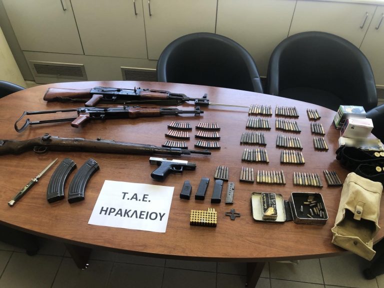 Hράκλειο: Είχε στην κατοχή του πολεμικά τυφέκια, πιστόλι μέχρι και… ξιφολόγχη
