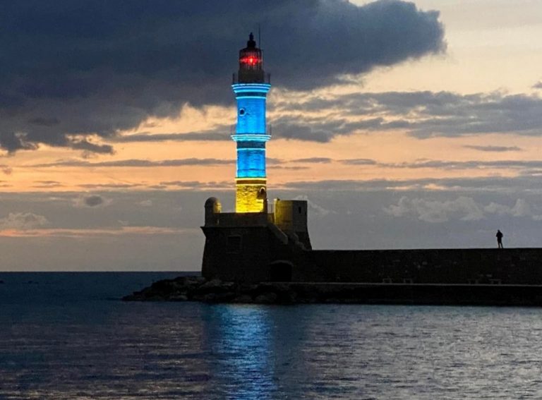 Στα χρώματα του κίτρινου και του μπλε ο φάρος στο Ενετικό Λιμάνι – Για την Παγκόσμια Ημέρα για το Σύνδρομο Down
