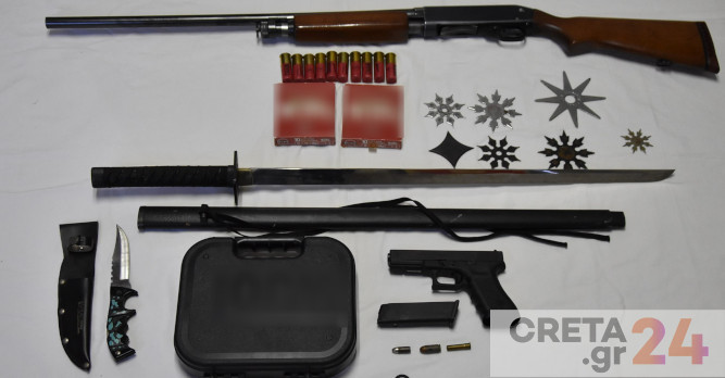 Κρήτη: Βρήκαν στο σπίτι του από όπλα μέχρι σπαθί και μεταλλικά αστέρια