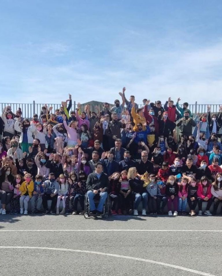 Διένειμαν αθλητικό υλικό στους σεισμόπληκτους μαθητές στο Αρκαλοχώρι