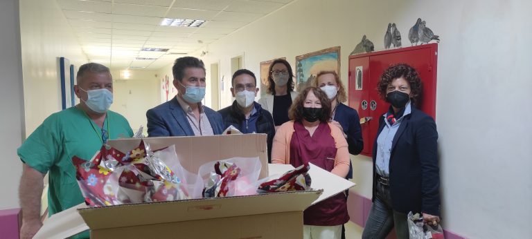 Ηράκλειο: Λαμπάδες και σοκολατένια αυγά στα παιδιά που νοσηλεύονται στο ΠΑΓΝΗ