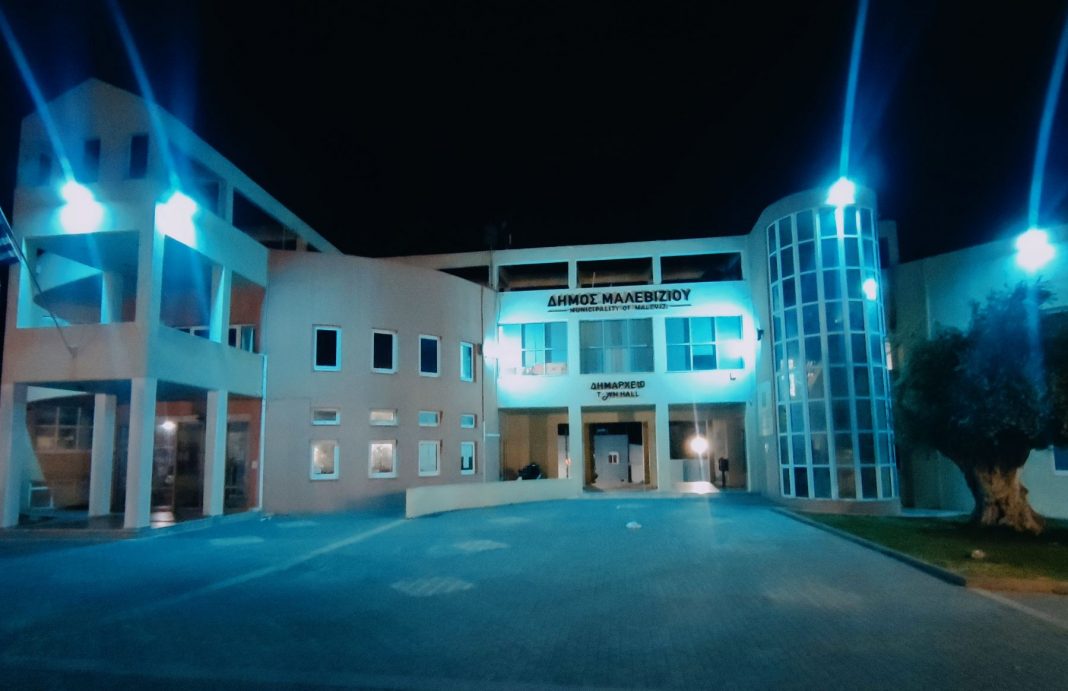 Στα μπλε φωτίστηκε το Δημαρχείο Μαλεβιζίου