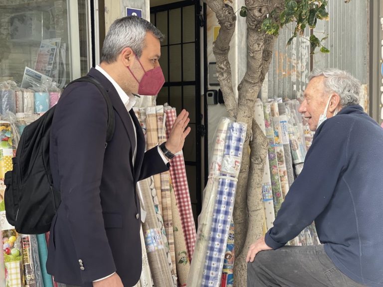 Στην κεντρική αγορά του Ηρακλείου ο Χάρης Μαμουλάκης