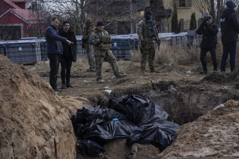 Μπούκα: Πτώματα τριών ανδρών με δεμένα τα χέρια βρέθηκαν θαμμένα κοντά στην πόλη