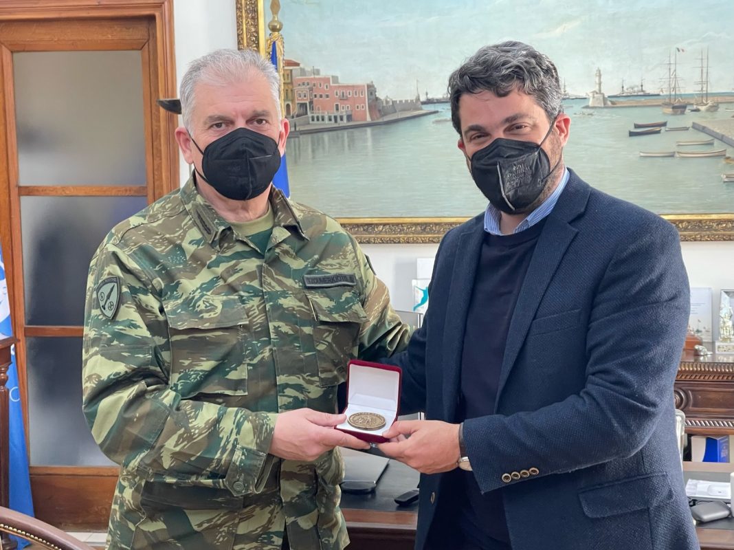 Με τον νέο Διοικητή του Πεδίου Βολής Κρήτης συναντήθηκε ο Π. Σημανδηράκης