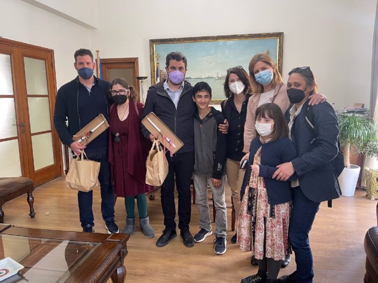 Χειροποίητα δώρα-κατασκευές και γλυκίσματα από μαθητές του Ειδικού Σχολείου Χανίων στον Δήμαρχο