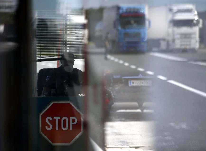 Ουγγαρία: Φορτηγό συγκρούστηκε με τρένο – Εκτροχιάστηκαν βαγόνια, αναφορές για νεκρούς