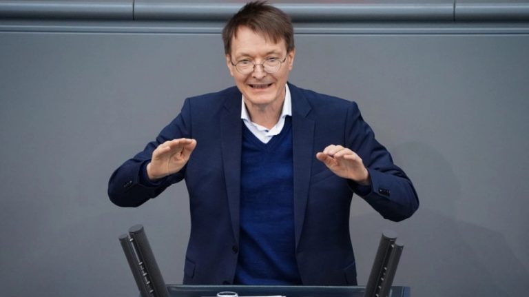 Γερμανία: Αρνητές εμβολίων σχεδίαζαν την απαγωγή του υπουργού Υγείας Καρλ Λάουτερμπαχ