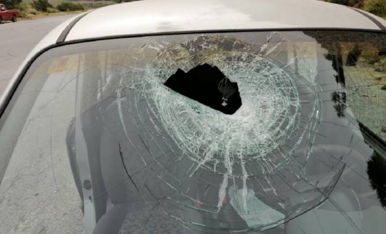 Ηράκλειο: «Τύχη βουνό» για δύο γυναίκες – Πέτρα «προσγειώθηκε» επάνω στο παρμπρίζ