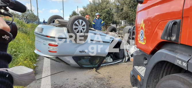 Τροχαίο-σοκ στο Ηράκλειο: Γκρέμισε τοιχίο, έσπασε ελιά και τούμπαρε το αυτοκίνητο (εικόνες)