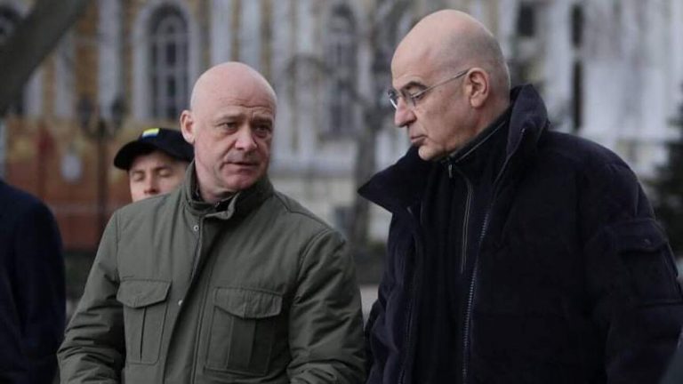 Συνάντηση Δένδια με τον δήμαρχο της Οδησσού – Επαναλειτουργεί από σήμερα το Γενικό Προξενείο