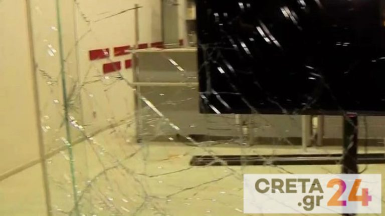 Αυτοκίνητο ξέφυγε από τον δρόμο και κατέληξε σε τζαμαρία των ΕΛΤΑ
