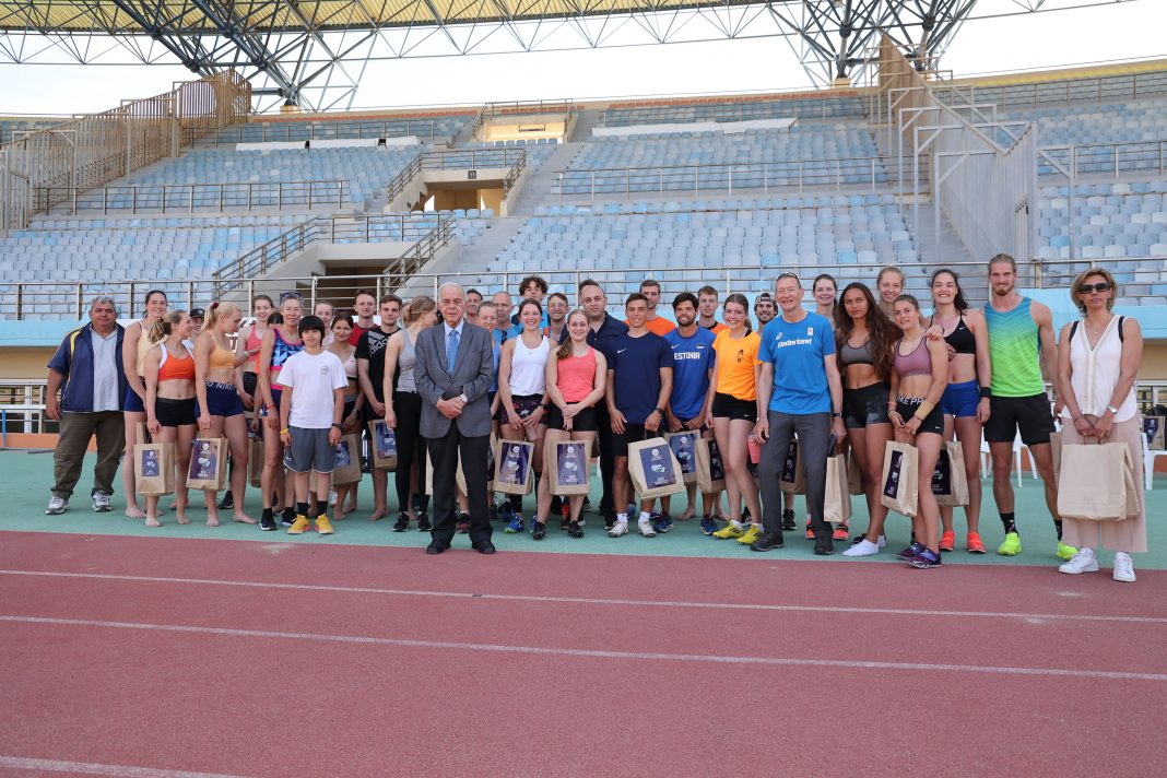 Με τους αθλητές και τις αθλήτριες που προπονούνται στο Παγκρήτιο ο Δήμαρχος Ηρακλείου