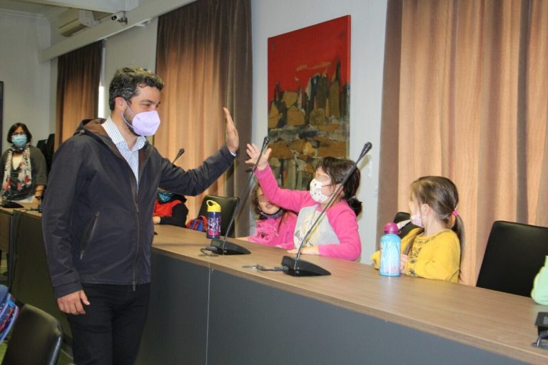 Ευχές και δώρα από μαθητές των σχολείων του Δήμου Χανίων, στον Δήμαρχο