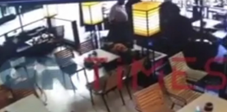 Αστυνομικός σώζει νεαρή που καταρρέει μέσα σε καφετέρια -Βίντεο που συγκλονίζει