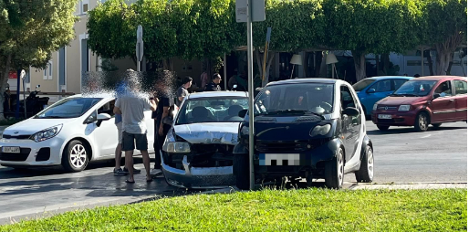 Κρήτη: Σύγκρουση οχημάτων στο κέντρο της πόλης – Αυτοκίνητο «καρφώθηκε» σε πινακίδα