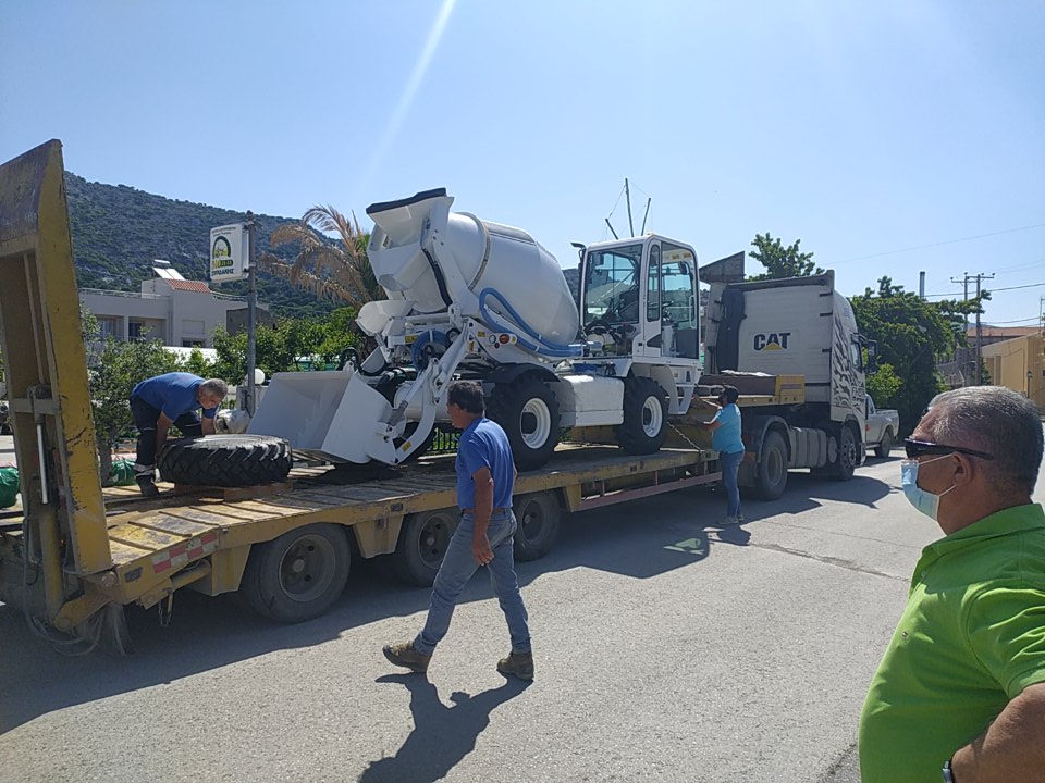 Νέο μηχάνημα έργου – αυτόματη μπετονιέρα παραδόθηκε σήμερα στο Δήμο Οροπεδίου Λασιθίου