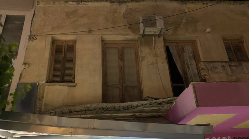 Έπεσε μπαλκόνι σε κεντρικό δρόμο (εικόνες)