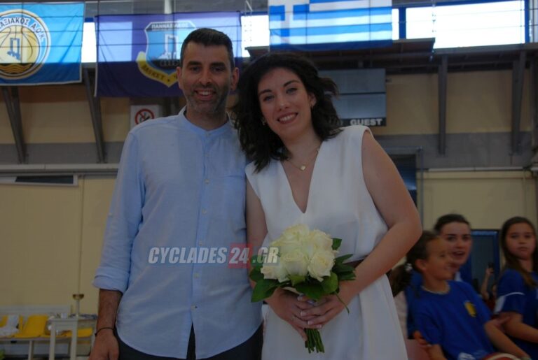 Πρώτος γάμος σε γήπεδο μπάσκετ – Προπονητής και αθλήτρια παντρεύτηκαν μέσα στο παρκέ