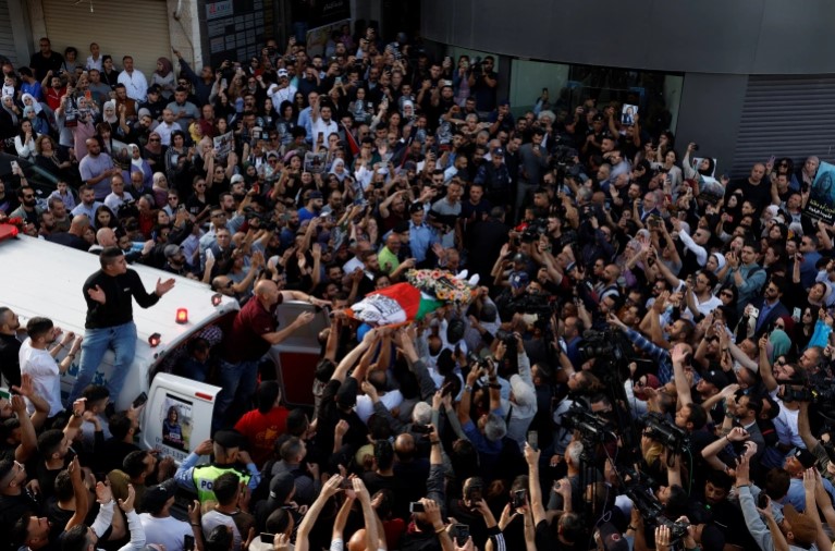 Μαζικές διαδηλώσεις στη Δυτική Όχθη – Παγκόσμια κατακραυγή για τη δολοφονία της δημοσιογράφου